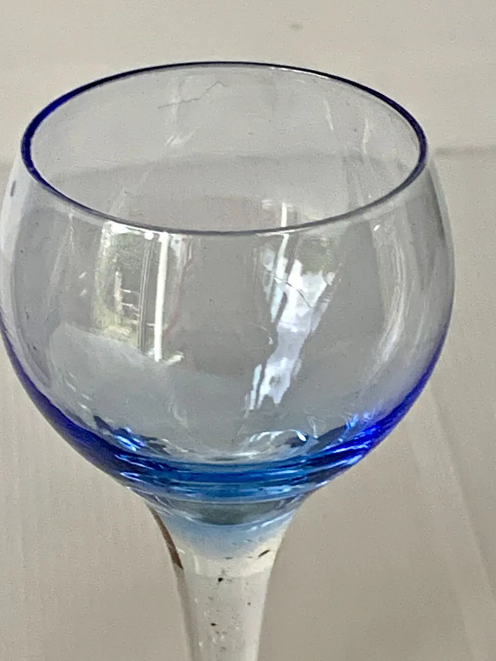 Cinq verres à liqueur colorés sur pied