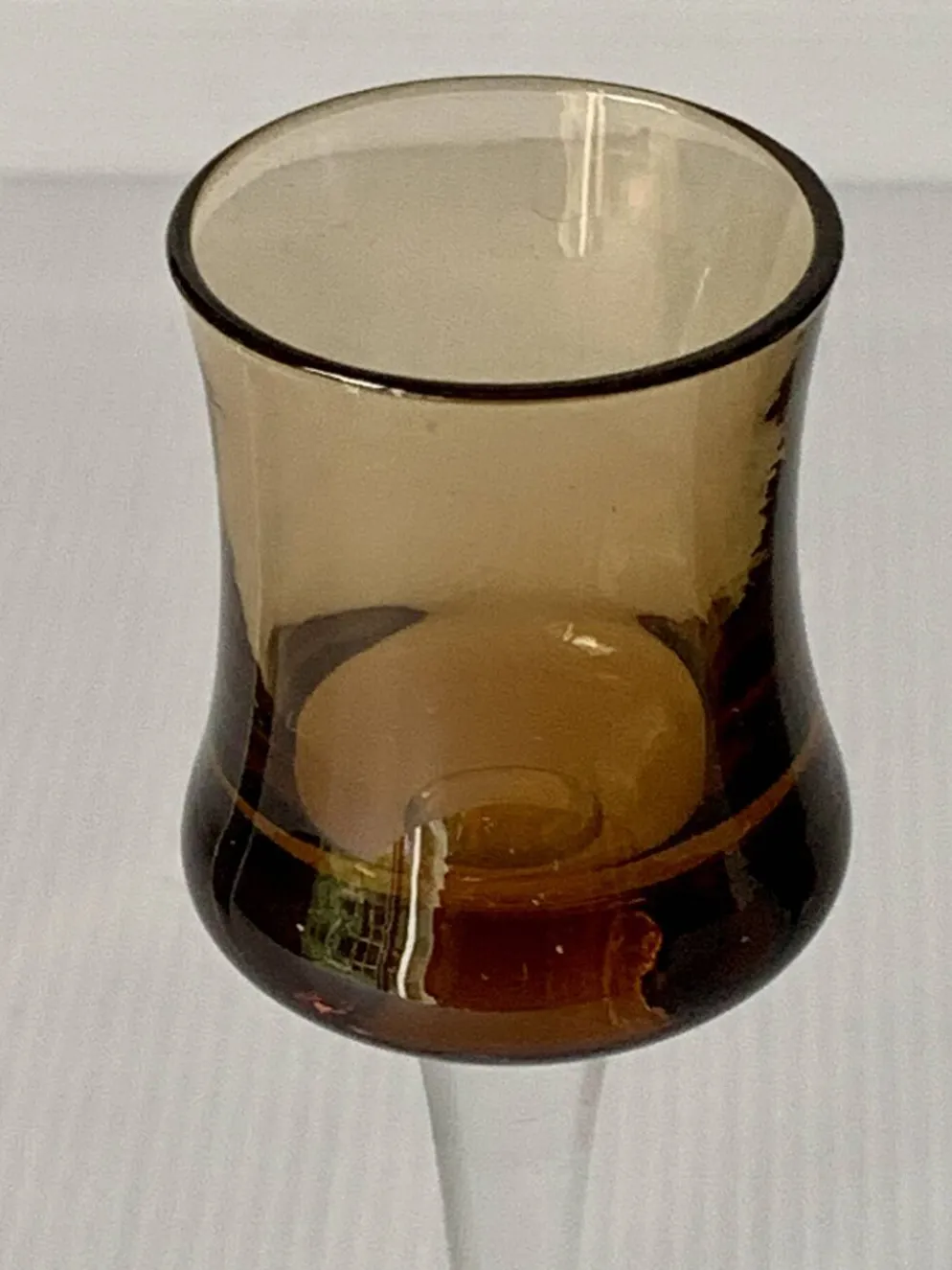 Cinq verres à liqueur colorés sur pied