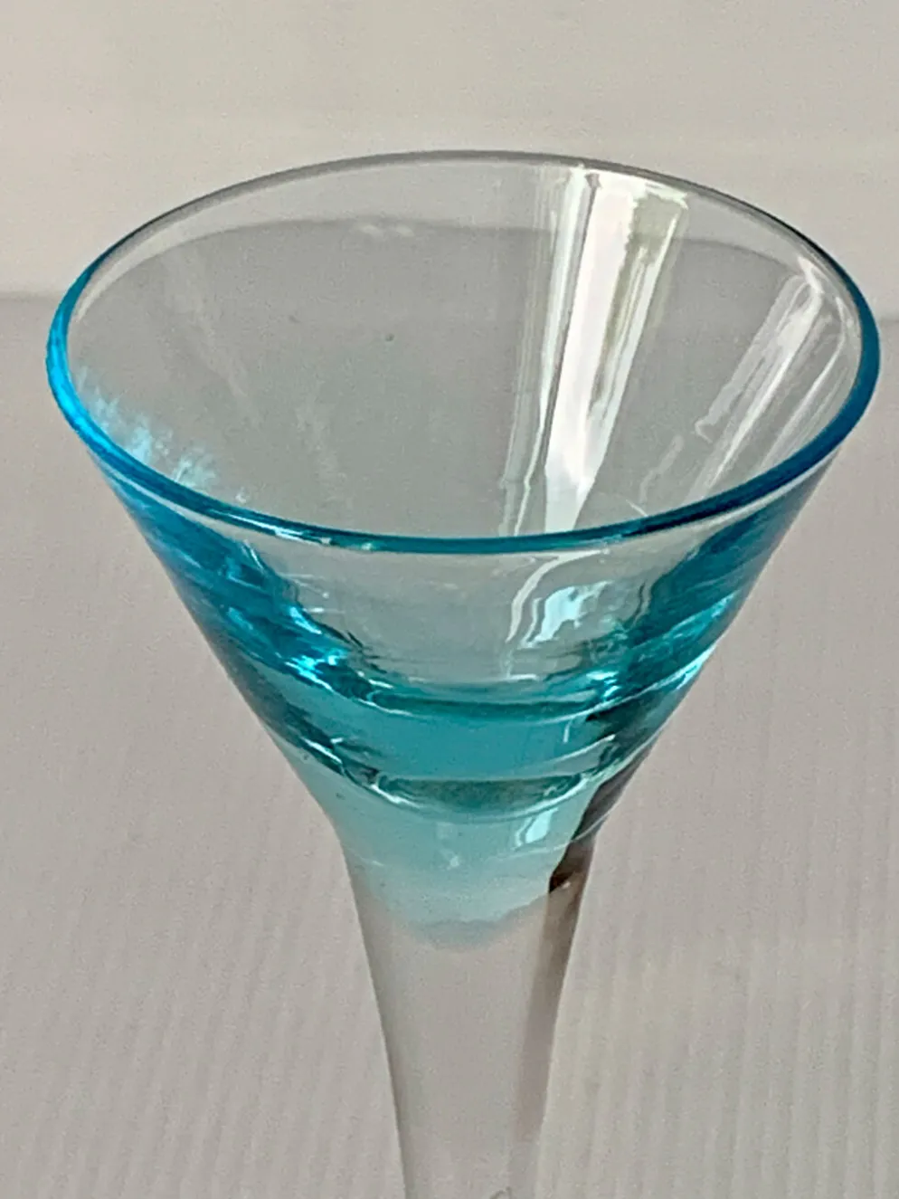Cinq verres à liqueur colorés sur pied