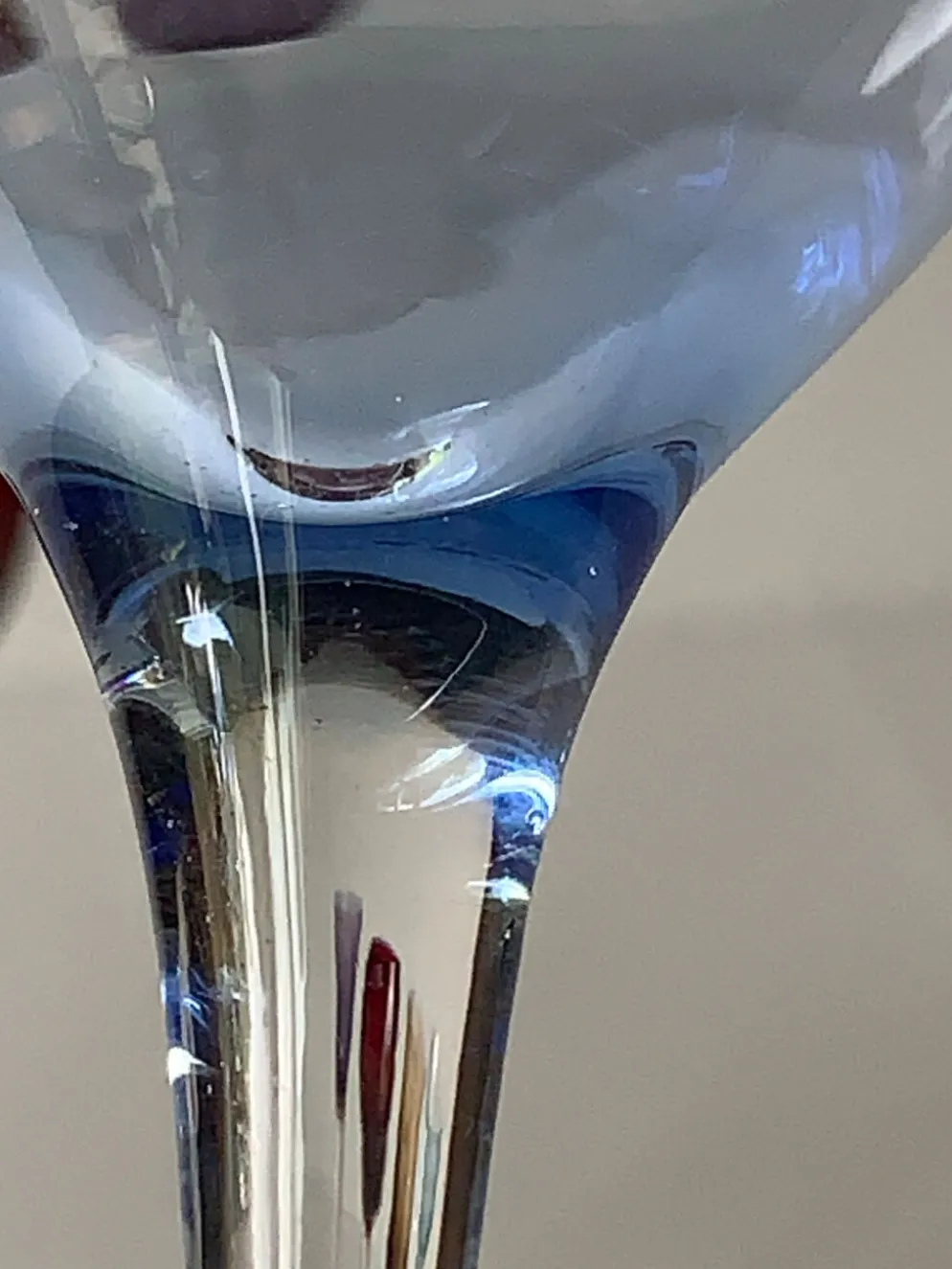 Cinq verres à liqueur colorés sur pied