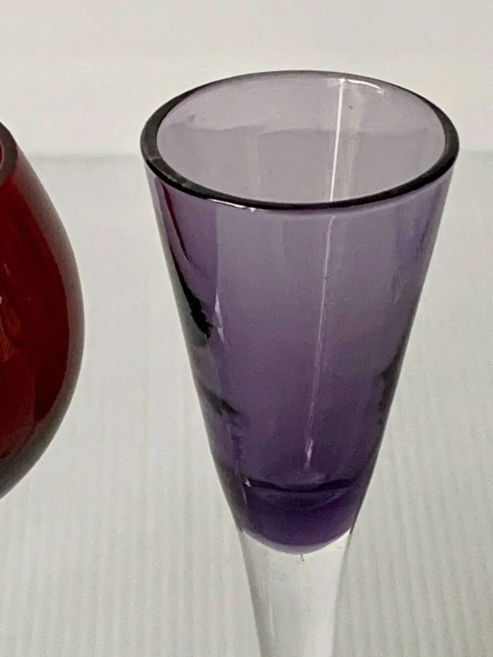 Cinq verres à liqueur colorés sur pied
