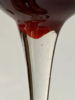Cinq verres à liqueur colorés sur pied