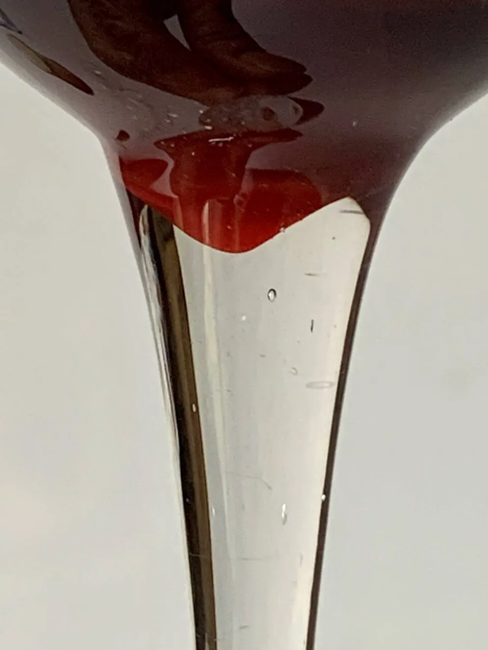 Cinq verres à liqueur colorés sur pied