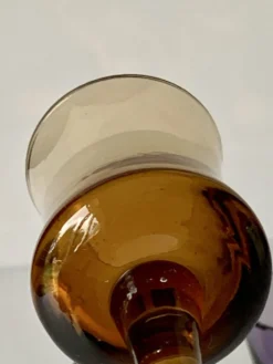 Cinq verres à liqueur colorés sur pied