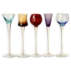 Cinq verres à liqueur colorés sur pied