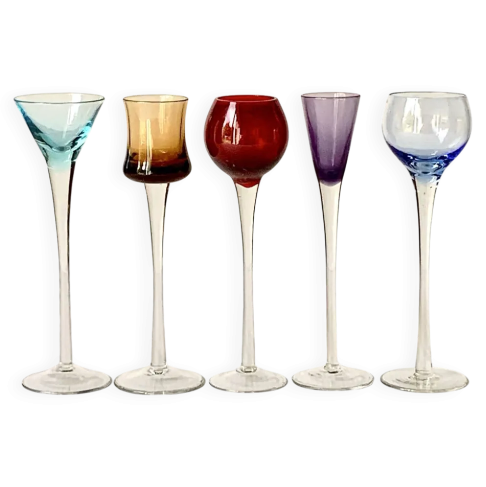 Cinq verres à liqueur colorés sur pied