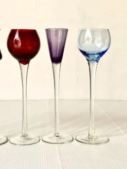 Cinq verres à liqueur colorés sur pied