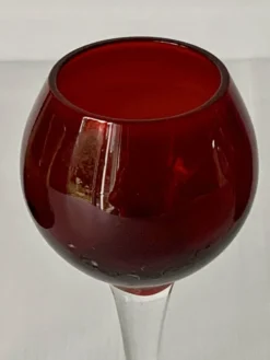 Cinq verres à liqueur colorés sur pied