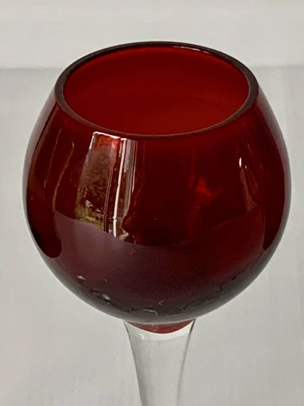 Cinq verres à liqueur colorés sur pied