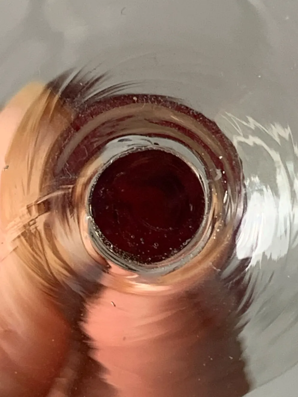 Cinq verres à liqueur colorés sur pied