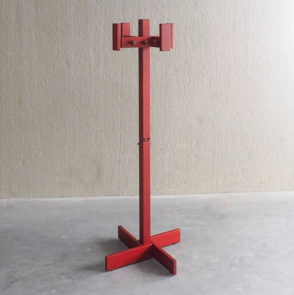 Cintre en bois de pin teinté rouge postmoderne