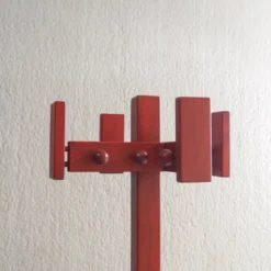 Cintre en bois de pin teinté rouge postmoderne