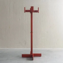 Cintre en bois de pin teinté rouge postmoderne