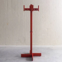 Cintre en bois de pin teinté rouge postmoderne