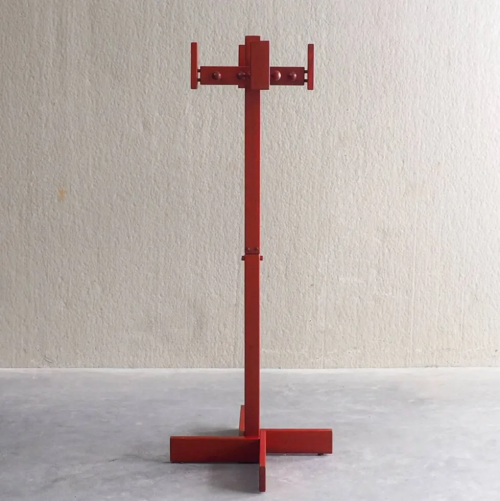 Cintre en bois de pin teinté rouge postmoderne