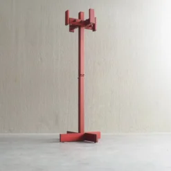 Cintre en bois de pin teinté rouge postmoderne