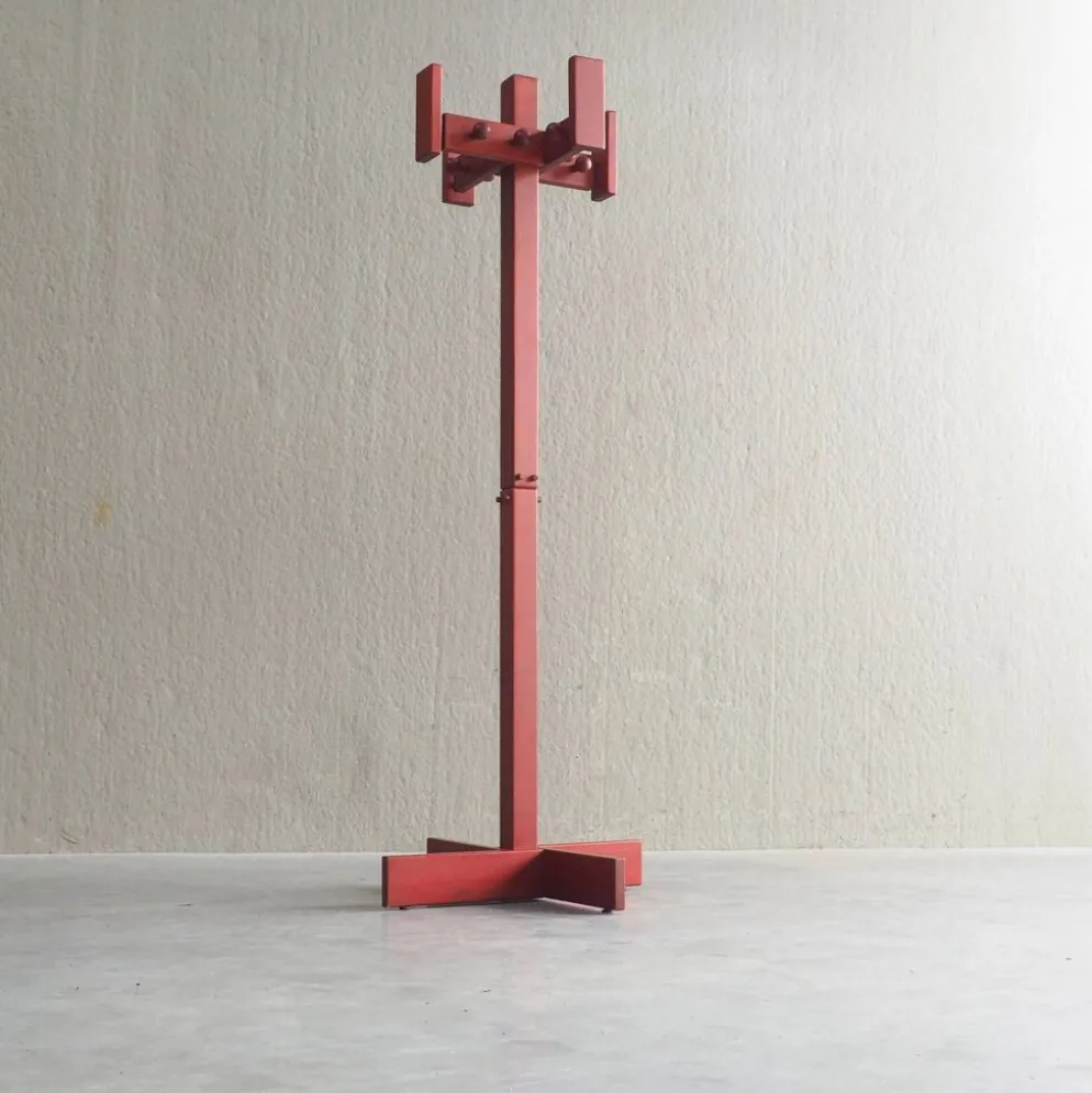 Cintre en bois de pin teinté rouge postmoderne