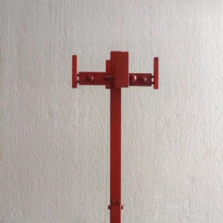 Cintre en bois de pin teinté rouge postmoderne