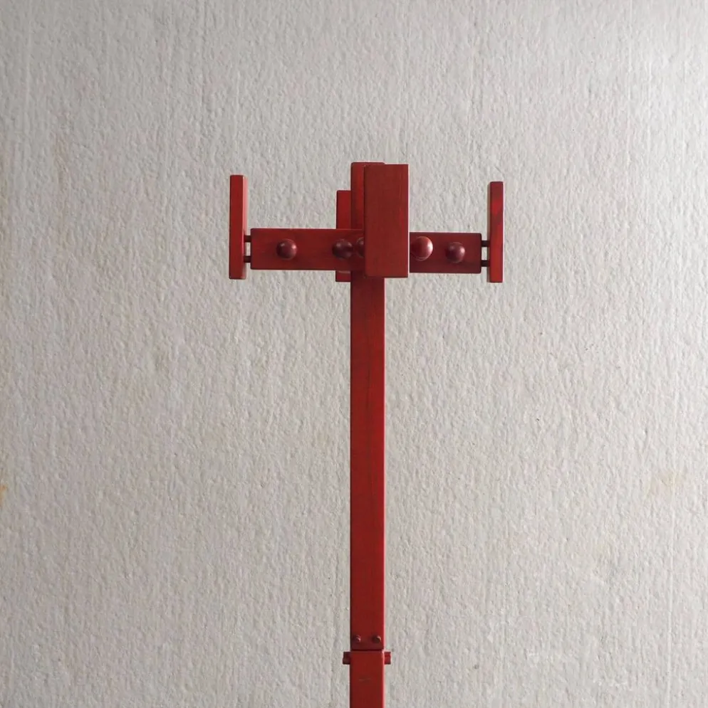 Cintre en bois de pin teinté rouge postmoderne