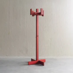 Cintre en bois de pin teinté rouge postmoderne