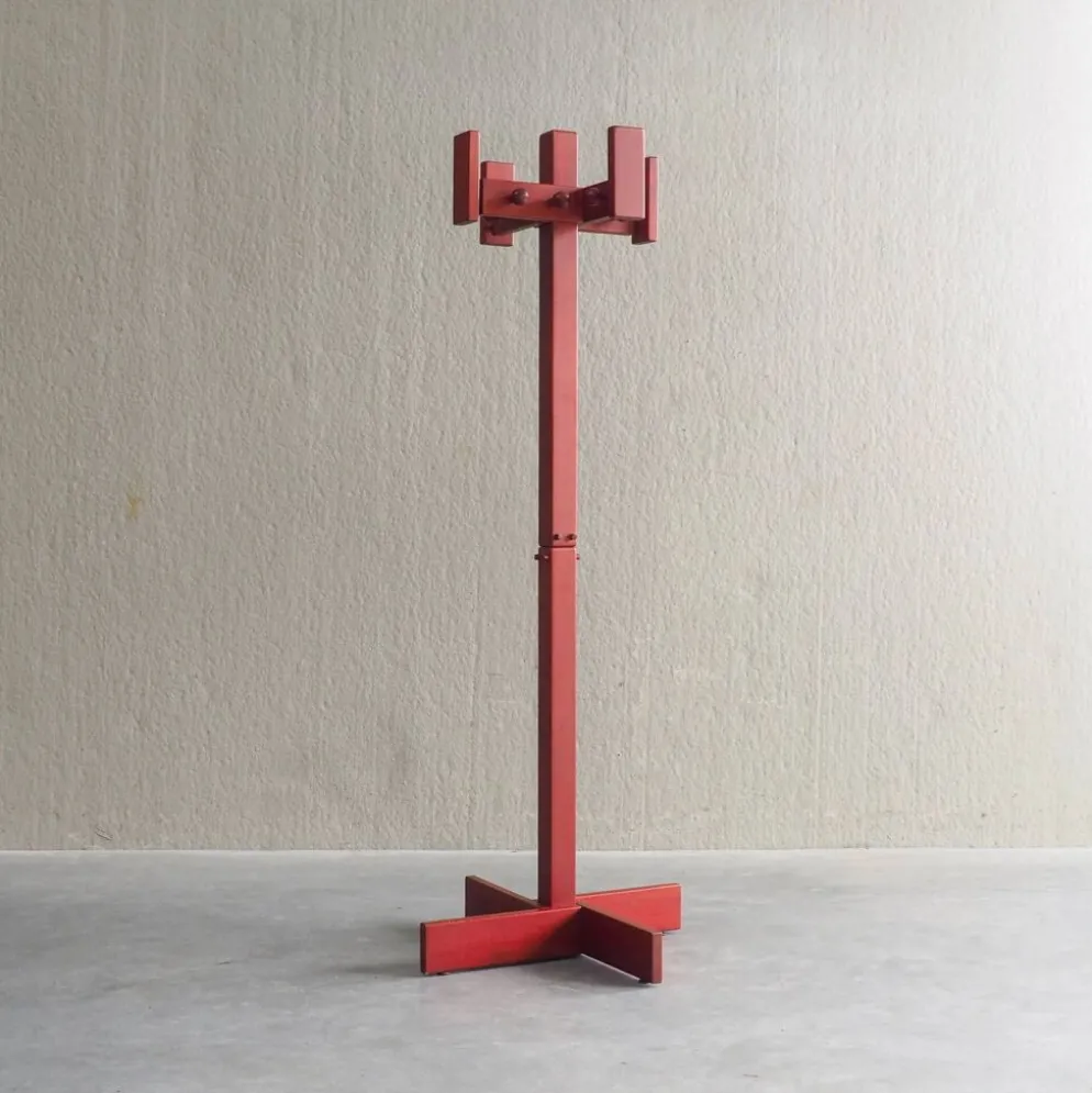 Cintre en bois de pin teinté rouge postmoderne