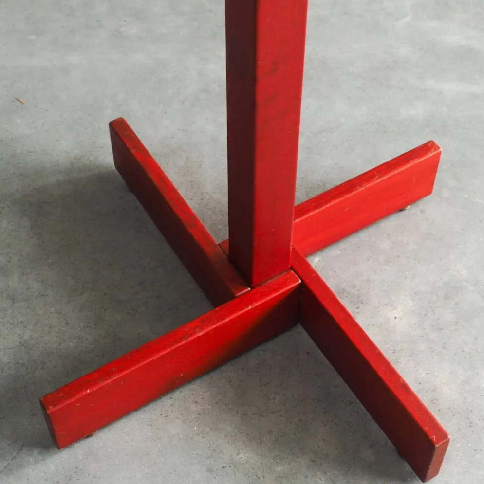 Cintre en bois de pin teinté rouge postmoderne