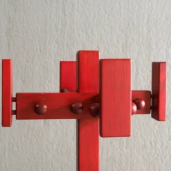 Cintre en bois de pin teinté rouge postmoderne