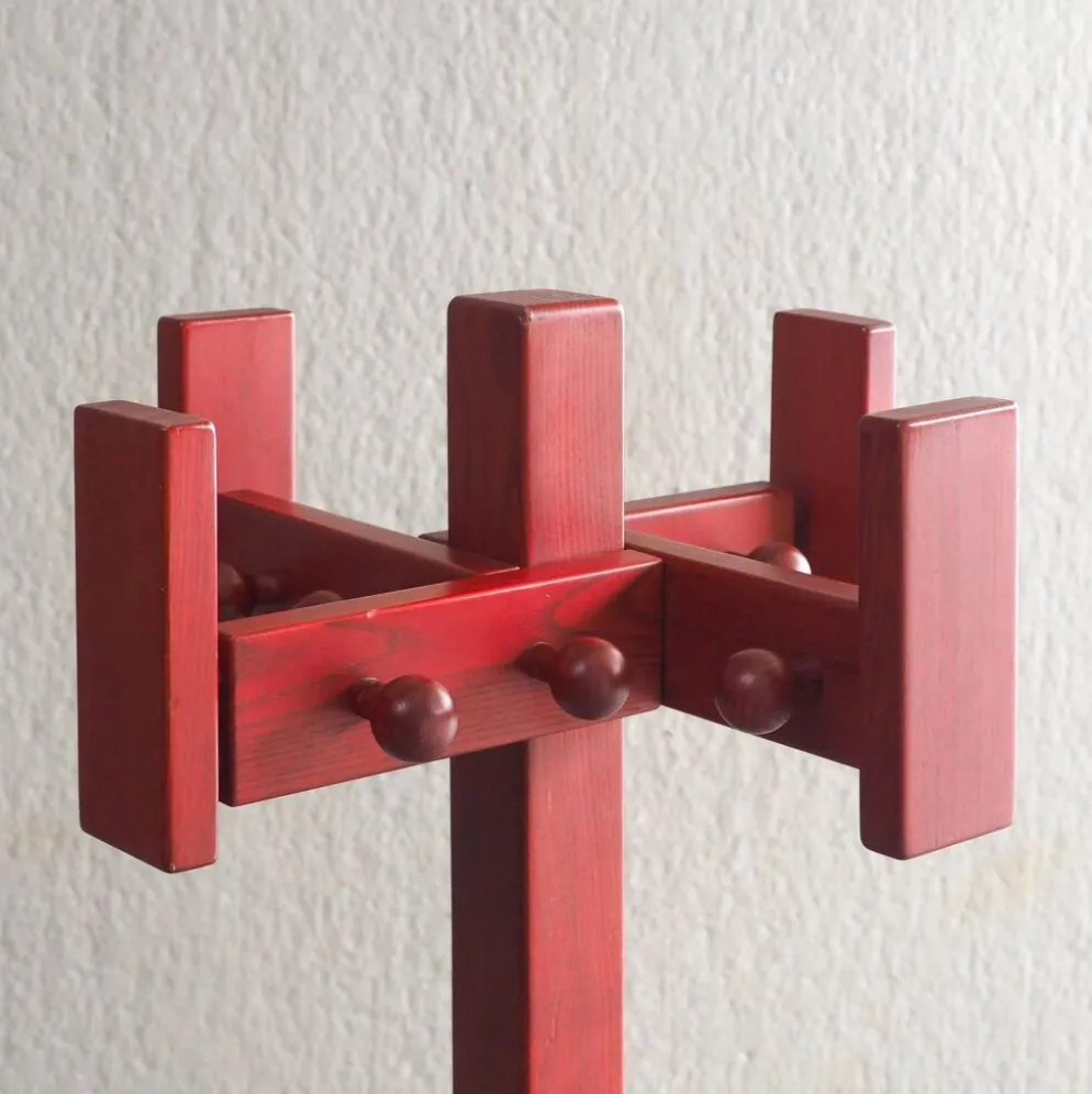 Cintre en bois de pin teinté rouge postmoderne