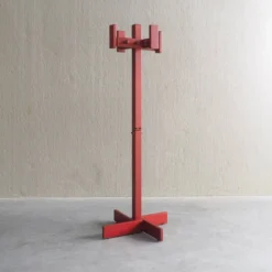 Cintre en bois de pin teinté rouge postmoderne