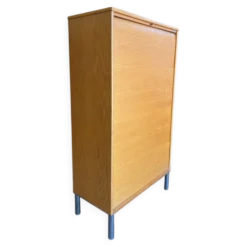 Classeur, armoire à rideaux roulant vintage en bois sur pieds chromés