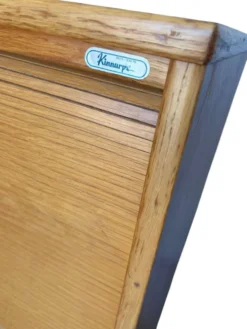 Classeur, armoire à rideaux roulant vintage en bois sur pieds chromés