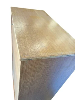 Classeur, armoire à rideaux roulant vintage en bois sur pieds chromés
