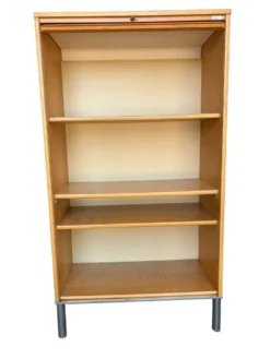 Classeur, armoire à rideaux roulant vintage en bois sur pieds chromés