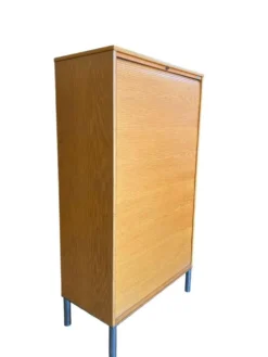 Classeur, armoire à rideaux roulant vintage en bois sur pieds chromés