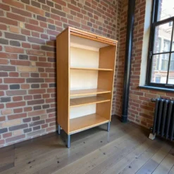 Classeur, armoire à rideaux roulant vintage en bois sur pieds chromés