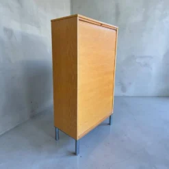 Classeur, armoire à rideaux roulant vintage en bois sur pieds chromés
