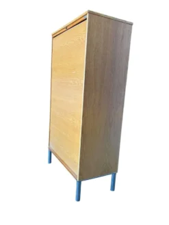 Classeur, armoire à rideaux roulant vintage en bois sur pieds chromés