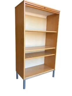 Classeur, armoire à rideaux roulant vintage en bois sur pieds chromés