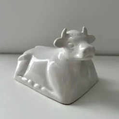 Cloche à beurre en porcelaine