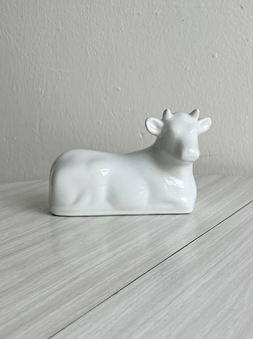 Cloche à beurre en porcelaine vache