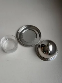 Cloche de présentation olry italy en métal argenté avec plateau et ver