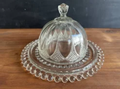 Cloche à fromage ancienne en verre moulé avec son plateau, années 1950