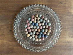 Cloche à fromage ancienne en verre moulé avec son plateau, années 1950