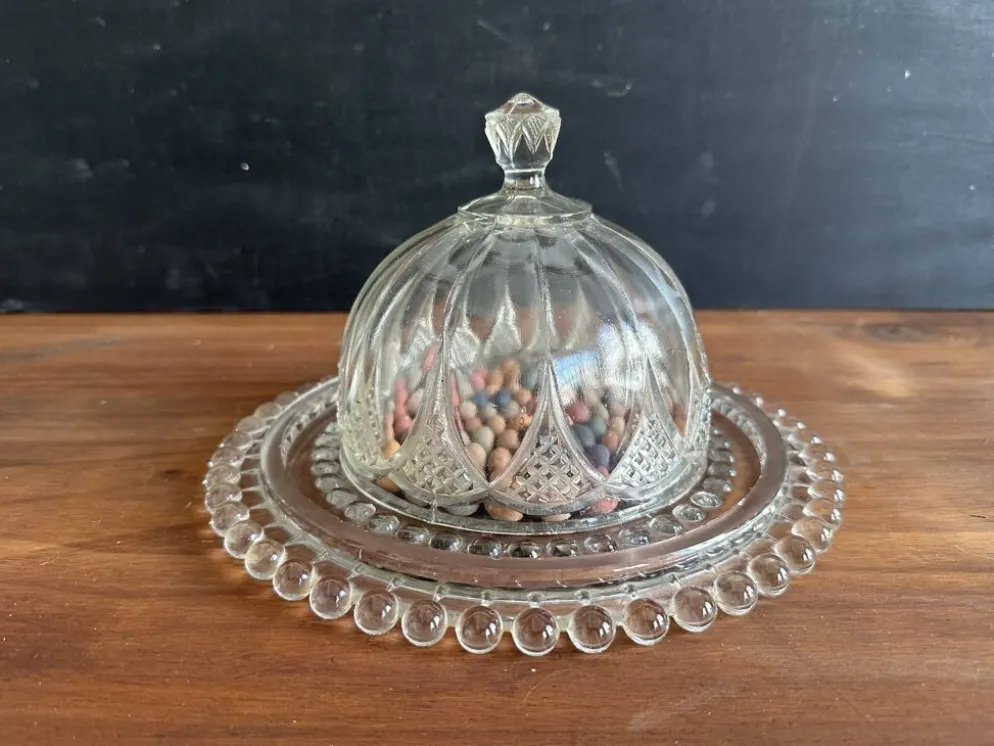 Cloche à fromage ancienne en verre moulé avec son plateau, années 1950
