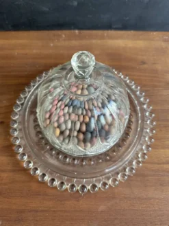 Cloche à fromage ancienne en verre moulé avec son plateau, années 1950