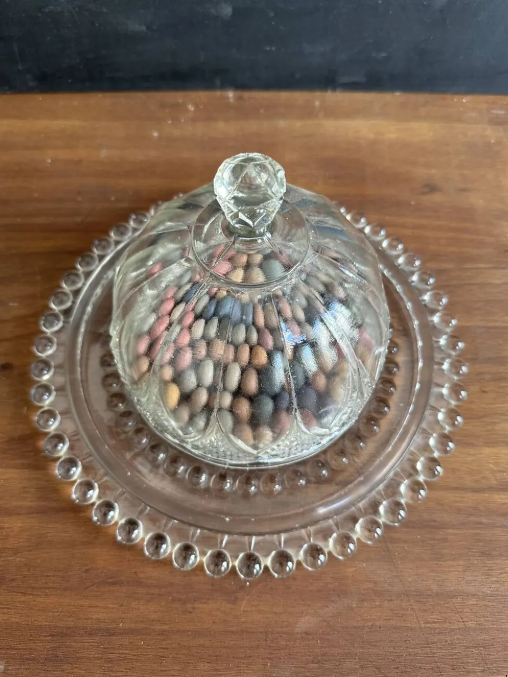 Cloche à fromage ancienne en verre moulé avec son plateau, années 1950