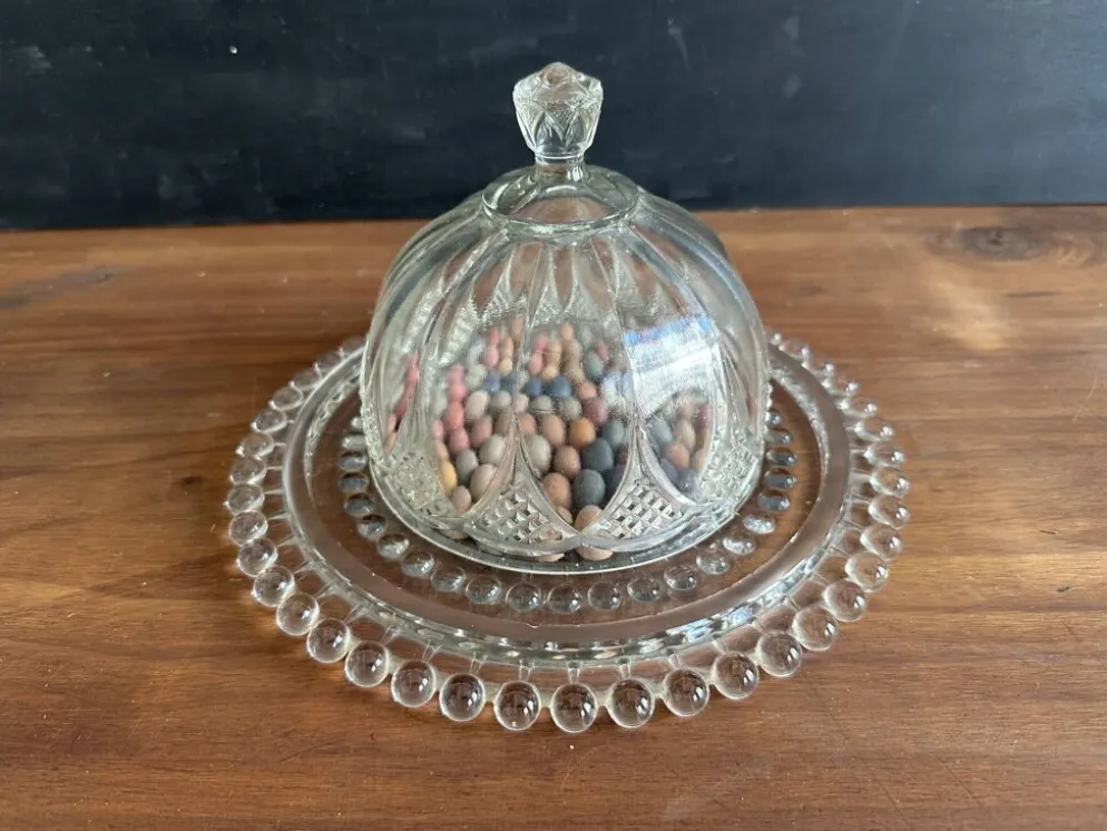 Cloche à fromage ancienne en verre moulé avec son plateau, années 1950