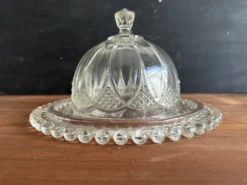 Cloche à fromage ancienne en verre moulé avec son plateau, années 1950