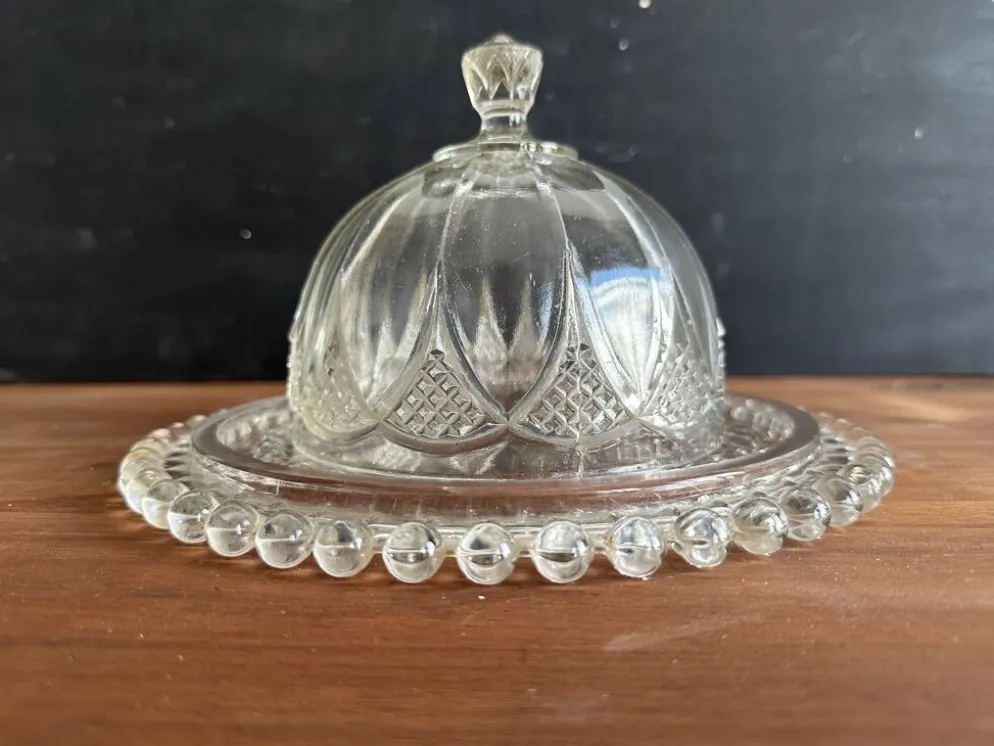 Cloche à fromage ancienne en verre moulé avec son plateau, années 1950