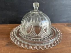 Cloche à fromage ancienne en verre moulé avec son plateau, années 1950